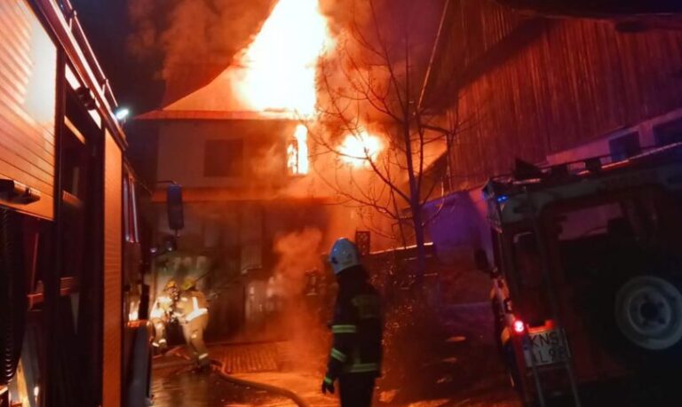 W środku nocy zaczął płonąć dom. Trudna akcja na stromym podjeździe