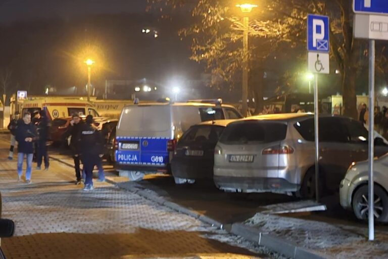 Dał się przechwycić uchylając drzwi. Szczęśliwy finał wieczornej akcji na ulicy Hubala w Nowym Sączu