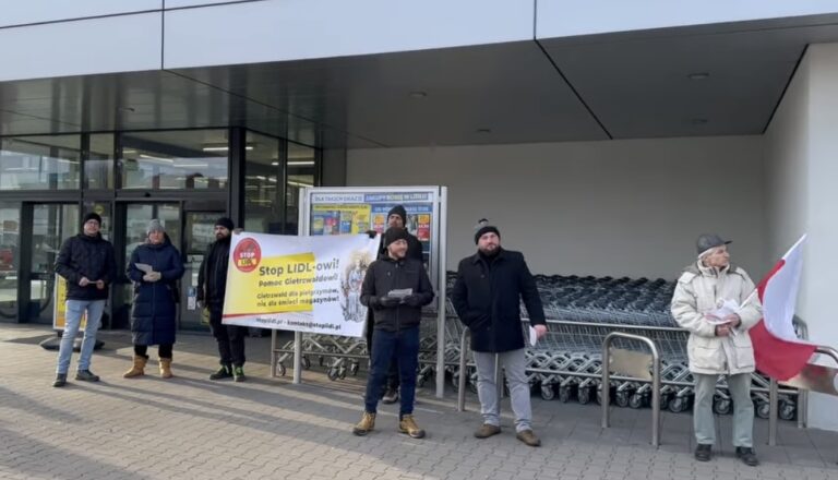 Protestowali przy Lidlu, żeby ,,ratować” wioskę kultu Matki Boskiej
