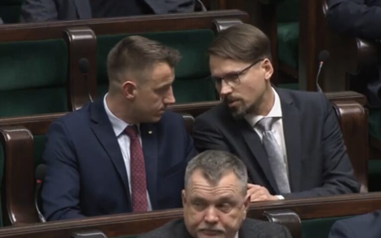 Dziwne zachowanie posła Wilka. Polityk wyprowadzony z sali sejmowej