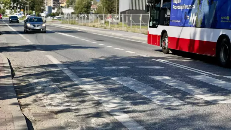 Nowy Sącz. Są dwa pasy ruchu, a mają być trzy [ZDJĘCIA]