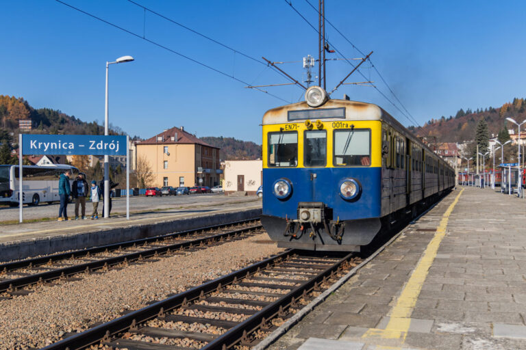 Komunikacja zastępcza na trasie do Krynicy. Pociągi nie pojadą przez ponad trzy miesiące