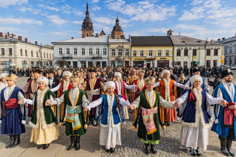 Tradycyjny korowód maturzystów w rytmie Poloneza [ZDJĘCIA]