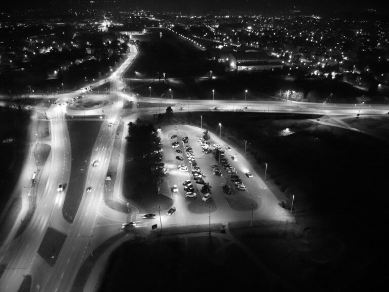 Jechał nocą Alejami Piłsudskiego o 55 km/h za szybko. Stracił prawo jazdy