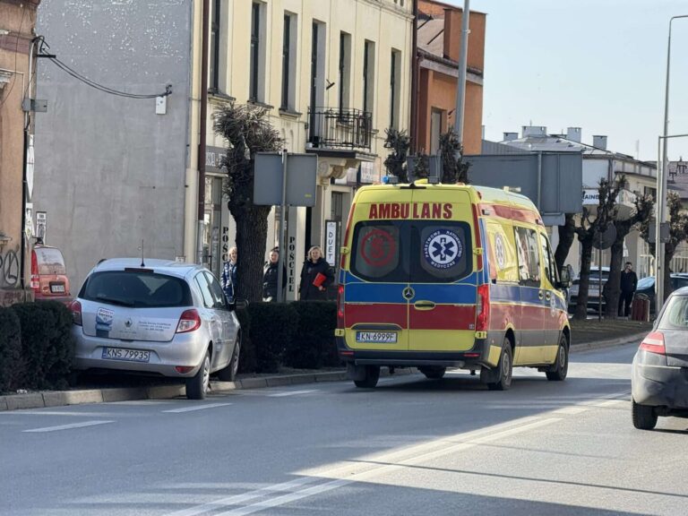 Stracił panowanie nad pojazdem. Wjechał na pas zieleni [ZDJĘCIA]