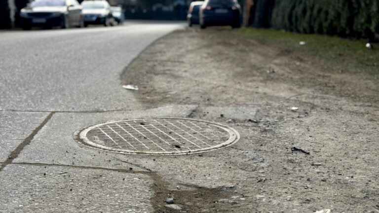 Nieduży kawałek chodnika, który niemal wstrząsnął osiedlem