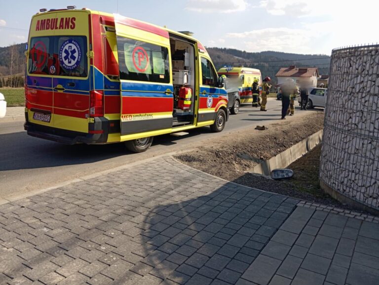 Gmina Korzenna. Zderzenie dwóch samochodów na drodze powiatowej