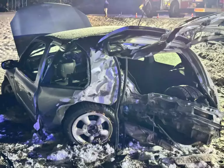 Stara Wieś: groźny wypadek na drodze powiatowej. Dwie osoby w szpitalu