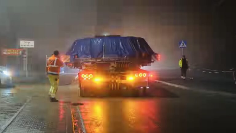 Arcyskomplikowany transport. ,,Gigant” wydrąży najdłuższy tunel kolejowy w Polsce