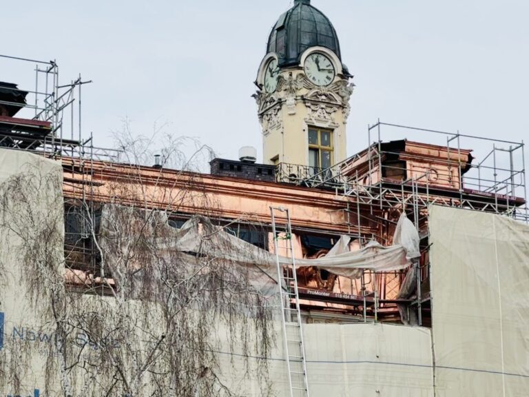 Remont ratusza postępuje. Dach w ,,złocie” [ZDJĘCIA]
