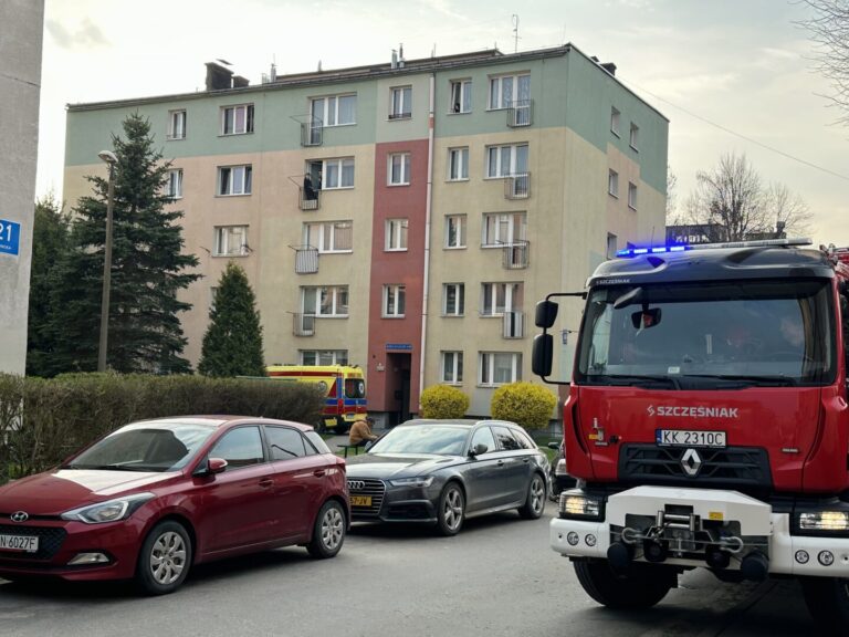 Służby ratunkowe pod jednym z bloków w Nowym Sączu