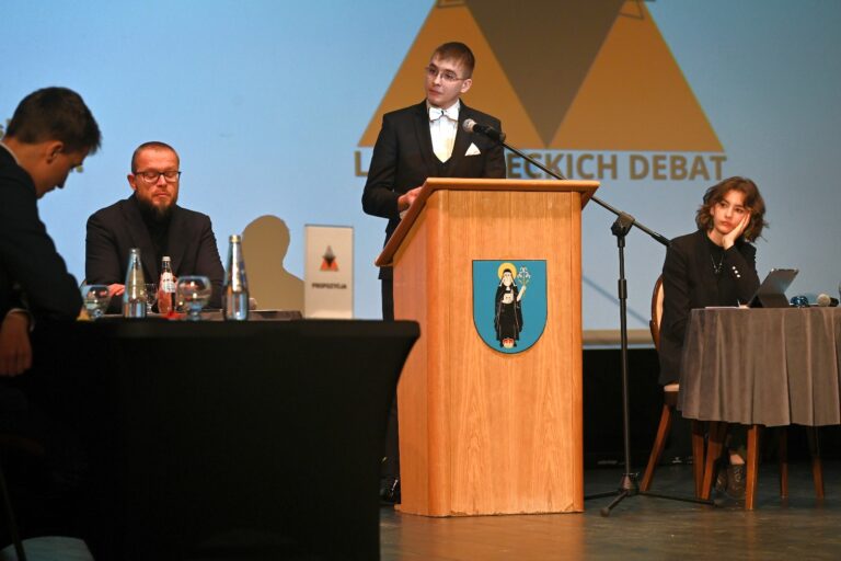 Młodzież debatowała po oksfordzku – I Rozgrywka Towarzyska Ligi Sądeckich Debat