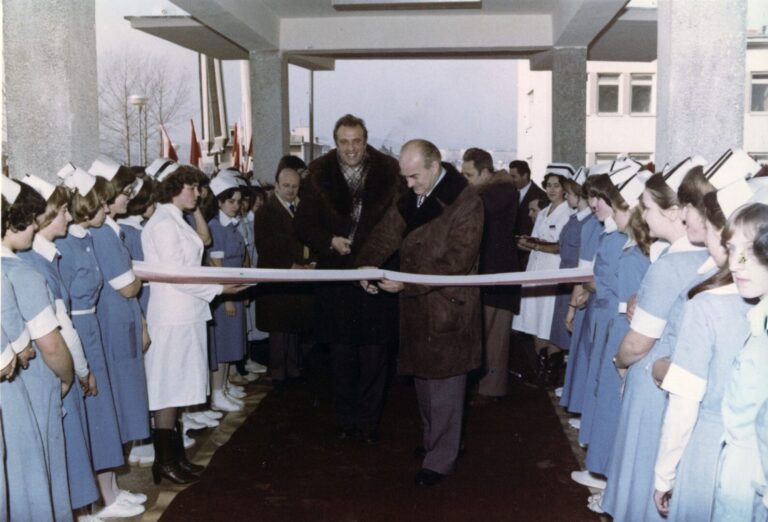 1980 rok, kwiecień. Personel i pacjenci przenoszą się do nowego budynku szpitala
