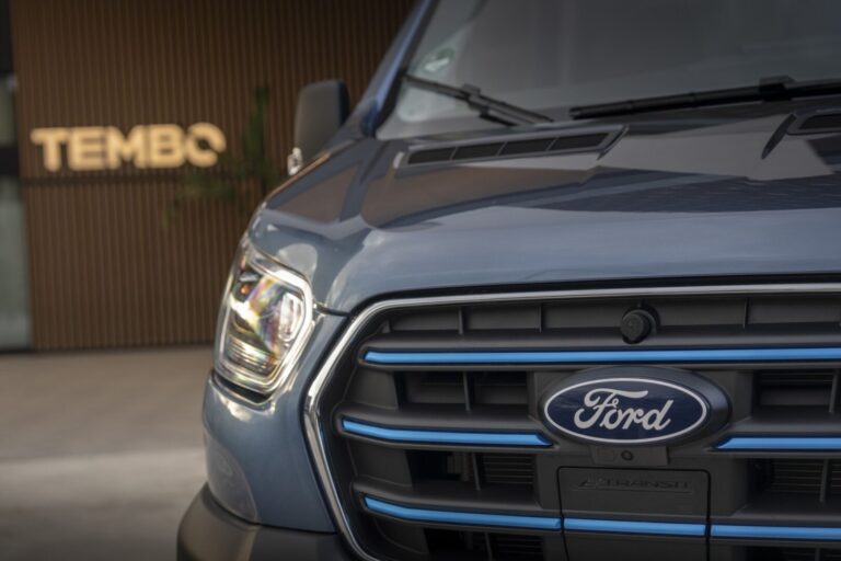 Ford Pro rewolucjonizuje efektywność całej rodziny Transitów wprowadzając zelektryfikowane modele