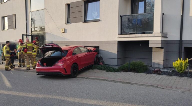 Nowy Sącz. Samochód wjechał w budynek przy ul. Gwardyjskiej