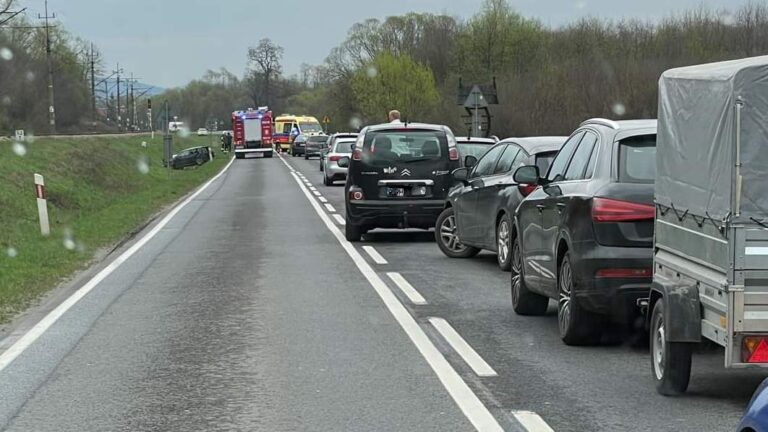 Utrudnienia na DW981. Samochód wypadł z drogi tuż przed przejazdem kolejowym