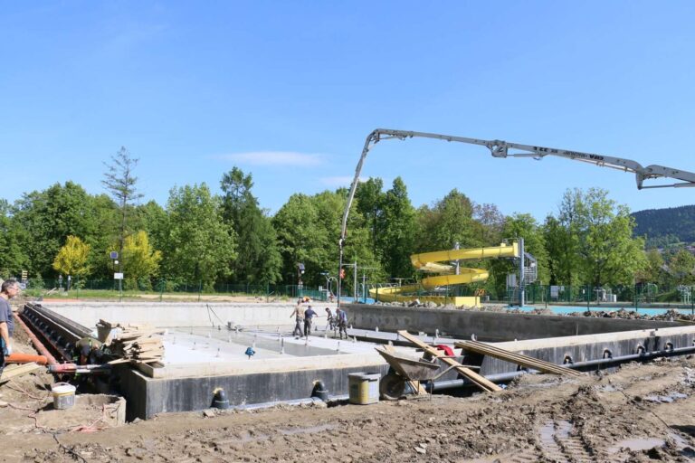Zobacz, jak postępuje remont basenu w Limanowej