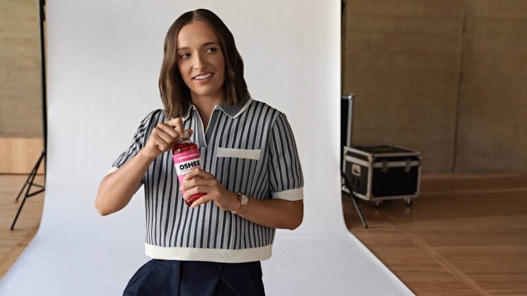 „Hydrate for Great Moments” – nowa kampania OSHEE z Igą Świątek