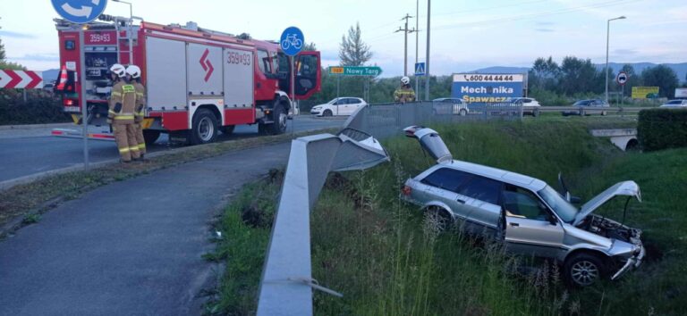 Brzezna. Samochód w rowie. Duże utrudnienia na trasie