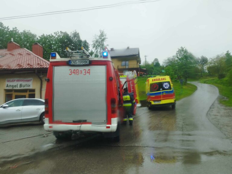 Działania służb w Korzennej. Życia kobiety nie udało się uratować