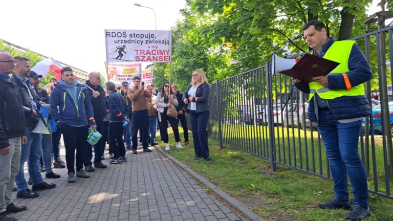 Muszyna protestuje w Krakowie. Ludzie stracili cierpliwość. Mają dosyć przewlekłych urzędowych procedur
