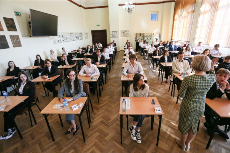 Rozpoczęły się matury. Dyrektor CKE bada sprawę opublikowania zdjęć arkusza egzaminacyjnego