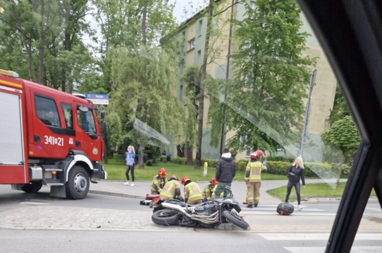 Zderzenie Forda z motocyklem. Zawinił kierowca busa
