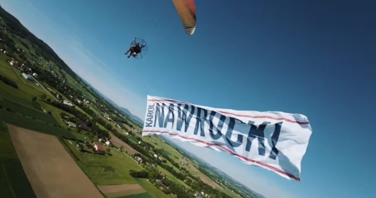 Sołtys wzbił się w niebo, by wesprzeć Karola Nawrockiego. Ogromny baner nad regionem
