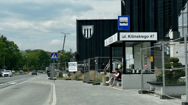 Nowy Sącz. Widać zmiany na elewacji stadionu [ZDJĘCIA]