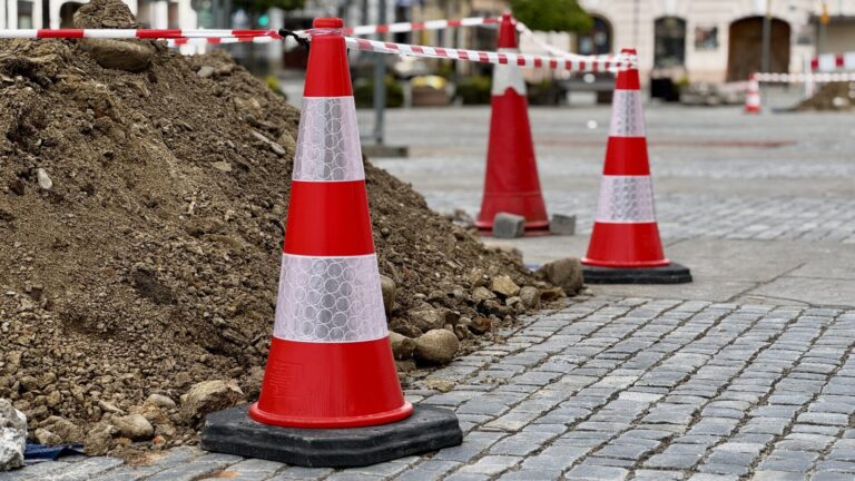 Zagadkowe wykopy na płycie nowosądeckiego Rynku [ZDJĘCIA]