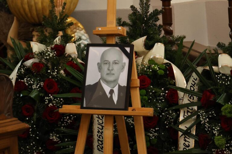 Pożegnali go strażacy z całej Polski. Pogrzeb st. bryg. Bogdana Gumulaka