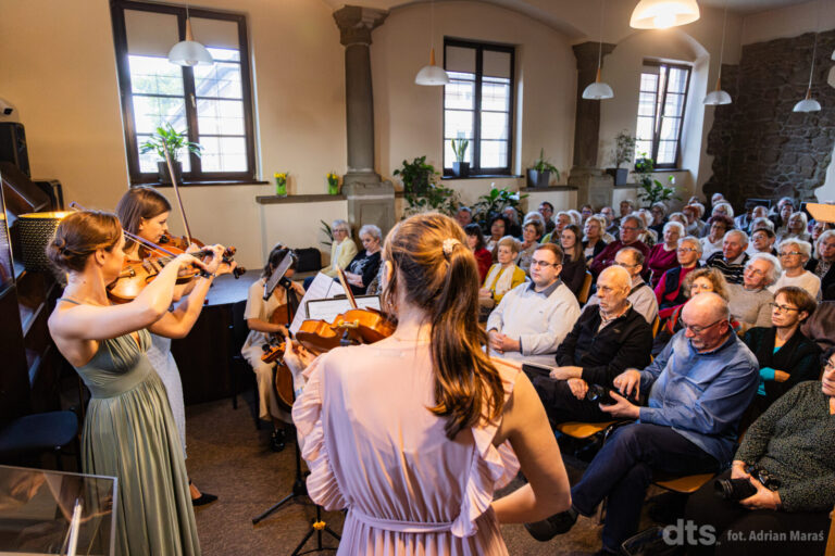 Smyczkowa magia ludowych melodii w sądeckiej bibliotece [film, zdjęcia]
