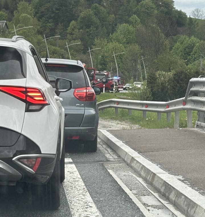 Dachowanie „osobówki” na bardzo ruchliwym odcinku DK75