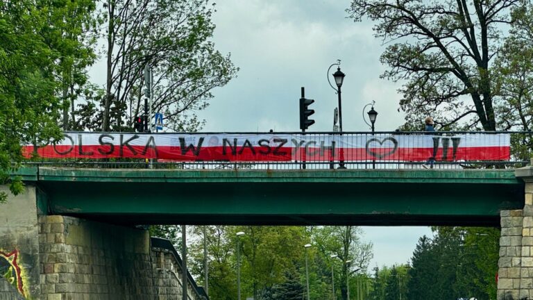 Biało-czerwone banery pojawiły się na przeprawach. ,,Jesteśmy dumni z bycia Polakami”