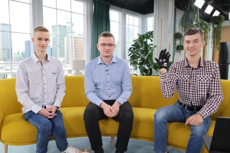 Absolwenci ,,Elektryka” stworzyli E-myszkę. ,,Chcemy dać ludziom wybór, aby mieli dobrą alternatywę dla zwykłej myszy komputerowej”