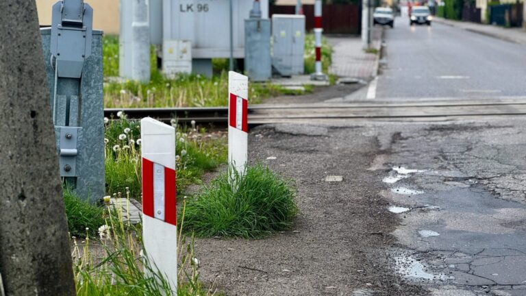 Chcą poprawić bezpieczeństwo przy przejeździe kolejowym [ZDJĘCIA]