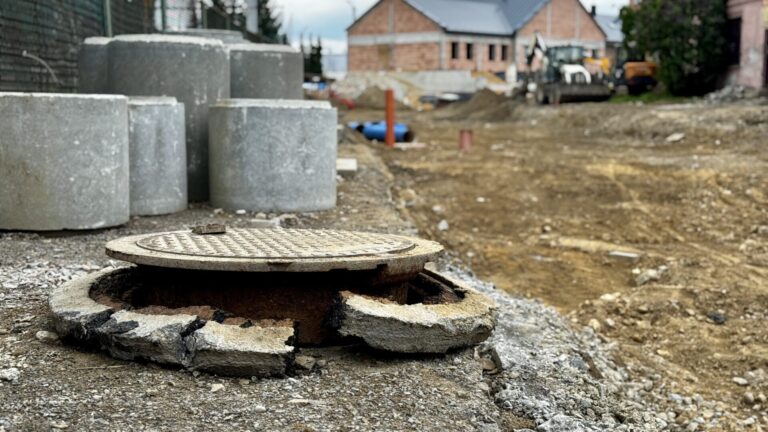 Zapowiadali remont na dwa miesiące. Czas minął, a tam nadal jest pobojowisko [ZDJĘCIA]