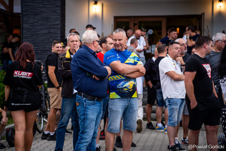 Utrudnienia potrwają jeszcze przez całą niedzielę – 12. Rajd Magurski trwa, przyciągając rzesze kibiców