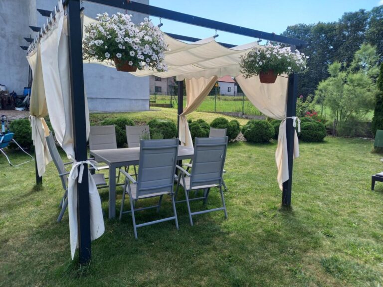 Jak urządzić balkon marzeń? Pomysły na każdą przestrzeń