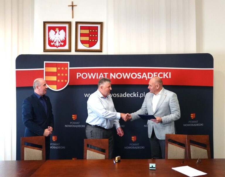 Koniec z trującym azbestem na domach Sądeczan. Starostwo podpisało umowę