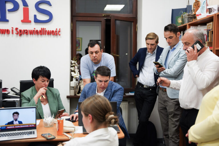 „Brudne łapy demokracji walczącej” – wielkie nadzieje w sztabie PiS