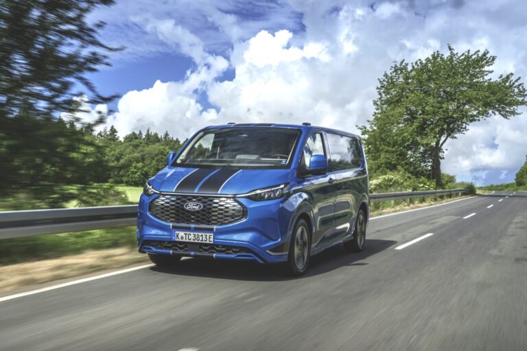 Ford E-Transit Custom w Polsce. Cztery wersje wyposażenia, trzy układy napędowe, niezliczone możliwości konfiguracji