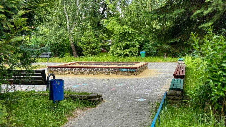 Czworonogi defekują w piaskownicy, ale nie umyka to uwadze Wielkiego Brata [ZDJĘCIA]