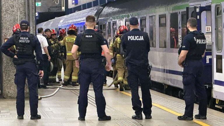 Sądeczanie uwięzieni w pociągu znad morza. Kłęby dymu, akcja strażaków i oczekiwanie