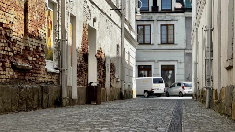 Specyficzne domki pojawiły się na ulicy Wąskiej [ZDJĘCIA]