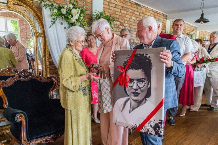 Sto lat to za mało. Pani Czesława w swój jubileusz otrzymała wyjątkowe odznaczenie