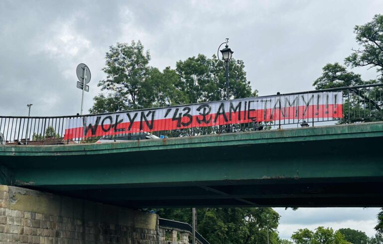 ,,Domagamy się prawdy i ekshumacji zwłok”. Biało-czerwony baner na moście lwowskim