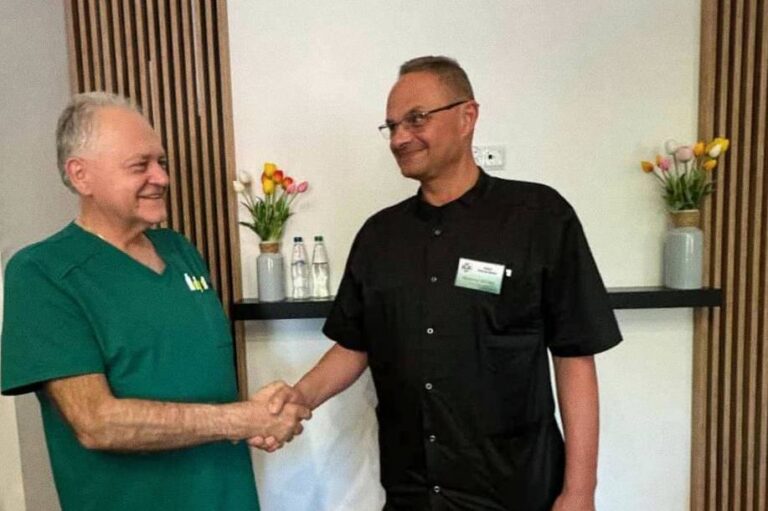 Zmiana kierownictwa na chirurgii w Krynicy. Dr Frączek przekazał pałeczkę