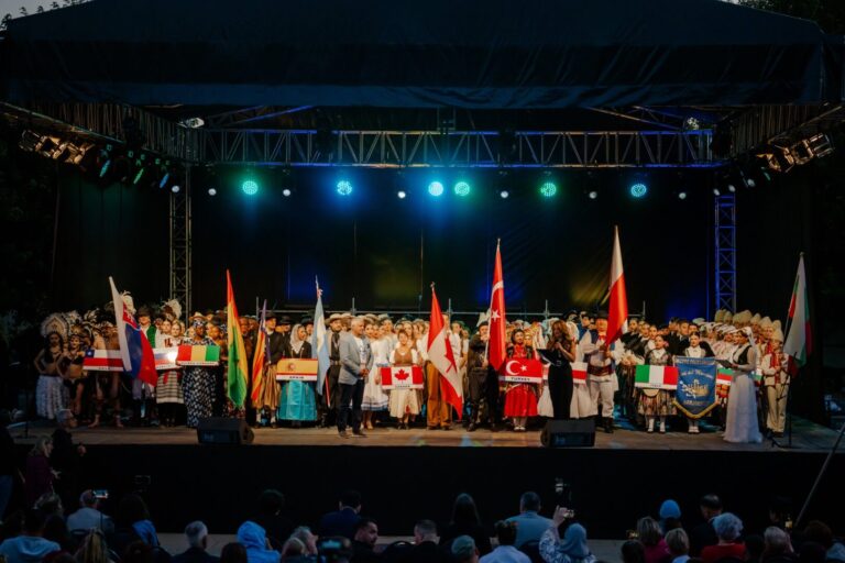 Kosowo zachwycone folklorem Lachów Sądeckich i Pogórzan w wykonaniu Mystkowian