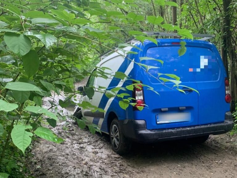 Ukradł auto, uszkodził i porzucił. Natrafiła na nie policjantka
